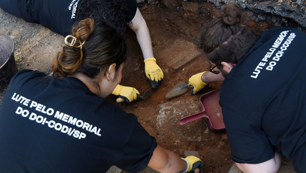 Técnicos realizam a primeira etapa das escavações no prédio do DOI-CODI