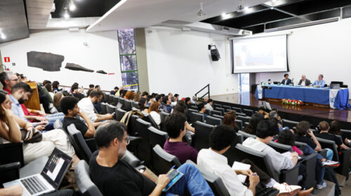 Belluzzo e Mello são homenageados pelos 50 anos de suas teses, que se tornaram referências na economia brasileira
