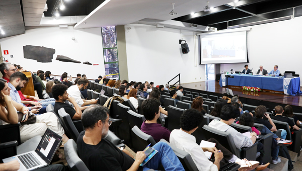 Belluzzo e Mello são homenageados pelos 50 anos de suas teses, que se tornaram referências na economia brasileira