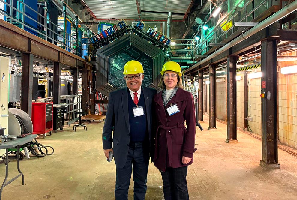 O coordenador-geral da Universidade, Fernando Coelho e a pró-reitora de Pesquisa, Ana Frattini: acordo prevê a produção industrial dos equipamentos necessários para a purificação de argônio líquido e gasoso, etapa essencial para o experimento
