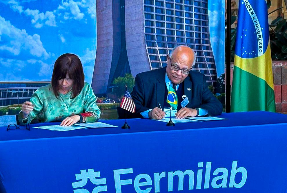 A cerimônia de renovação aconteceu na sede do Fermilab, na cidade de Batavia, em Illinois, e contou com a participação do coordenador-geral da Unicamp, Fernando Coelho e da diretora interina do Fermilab, Young-Kee Kim