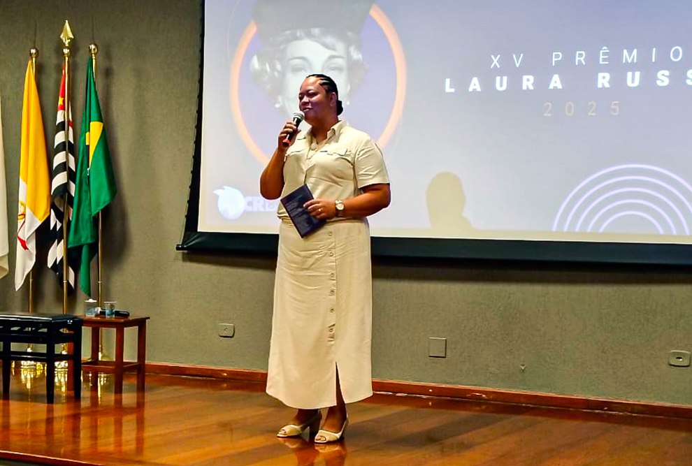 A bibliotecária Simone Lucas Gonçalves de Oliveira, da FE durante a cerimônia de premiação; reconhecimento na categoria trabalhos acadêmicos
